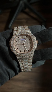 Montre de luxe pour homme avec pavé de diamants, mouvement à quartz analogique, boîtier rectangulaire en or blanc et jaune, style entièrement serti de diamants - Product Image 1