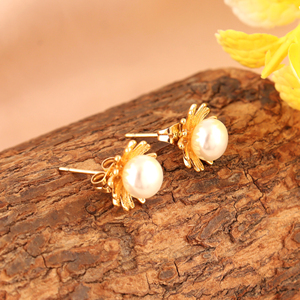 Pendientes minimalistas con perlas y diseño de rayos de sol, hechos a mano, chapados en oro de 18k, con cierre de presión floral delicado, para regalo de mujer. - Product Image 6