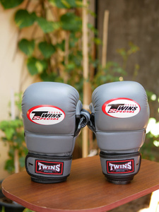 ถุงมือชกมวยหนังวัวคู่คุณภาพสูงสำหรับฝึกซ้อม MMA แบบปรับแต่งได้ น้ำหนักเบา สำหรับผู้ใหญ่ ฝึกซ้อม MMA แบบกำหนดเองได้ - Product Image 2