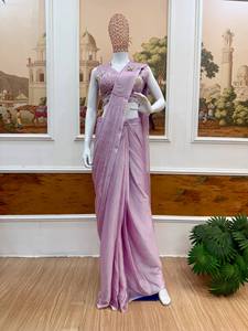 Ensemble de Blouse Courte Brodée de Paillettes en Soie RANGOLI Lavande avec Saree Plissé pour Femme, Tenue de Soirée du Gujarat - Product Image 4