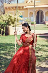 Lehenga Choli de Seda Roja con Borde Dorado, Traje Tradicional Indio para Bodas, para Mujer, Largo hasta el Suelo, Corte Regular - Product Image 3