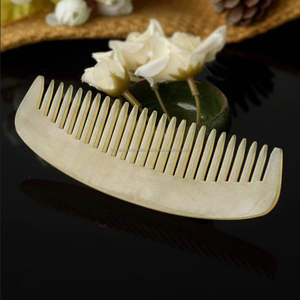Peine personalizado de cuerno de búfalo para masaje de salón para mujer, estilo náutico pulido ecológico - Product Image 3