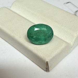 Esmeralda Natural de Zambia de Lujo, 4.50 Quilates, Verde Brillante, Ovalada, para Diseños de Joyería Fina Personalizada Premium - Product Image 3