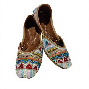 Zapatos de Mujer Hechos a Mano en Uttar, de Cuero Genuino, Impermeables, Tradicionales, con Bordado Rajasthani, Elegantes y a la Moda - Product Image 1