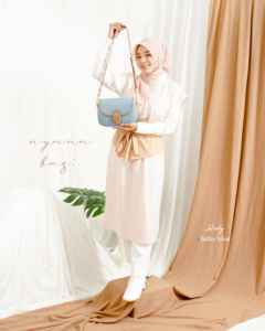 Sac à bandoulière/crossbody Hody Ayana en cuir synthétique de qualité supérieure avec longue sangle tressée, fermeture à glissière, doublure en satin - Toutes saisons - Product Image 1