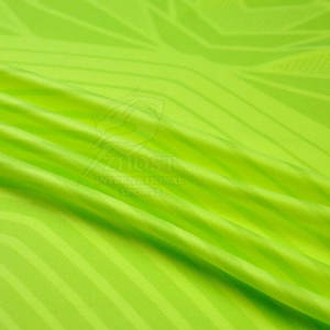 Uniforme de fútbol hecho con material que absorbe el sudor, diseñado para mantener a los jugadores frescos y secos durante partidos intensos de fútbol. - Product Image 6