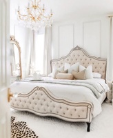 Ensemble de chambre à coucher classique royal antique taille King, sculpté à la main, avec banc avant en tissu vert, élégant pour villa