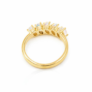 Anillo Minimalista de Plata de Ley 925 con Cinco Piedras de Piedra Lunar Arcoíris Ovaladas en Cabujón, Chapado en Oro y Rodio, de Ishime Jewels - Product Image 3