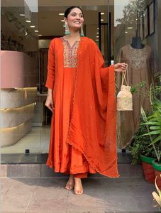 Ensemble Kurti prêt-à-porter en soie Vichitra avec broderie de designer, comprenant un haut, une jupe et un dupatta brodé en soie Vichitra. - Product Image 4