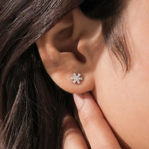 ต่างหูแบบติดหูทรงดาวประดับเพชรคลัสเตอร์ทองคำแท้ 14K เพชรเพาะเลี้ยงในห้องปฏิบัติการ ดีไซน์เรียบหรูทรงบาแกตต์ เหมาะสำหรับเจาะหูแบบเฮลิกซ์ ต่างหูแฟชั่น - Product Image 1