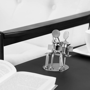 Statuette de couple créative en métal recyclé : Pièce d'exposition minimaliste en métal pour salon, table de chevet - Product Image 2