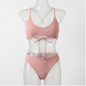 Ensemble bikini 2 pièces côtelé rose pour femme avec haut dos nu croisé et bas taille haute à cordon de serrage - Product Image 1