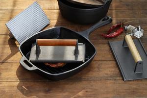 Presse à steak en fonte de qualité commerciale avec poignée en bois, robuste, 8,25 pouces et 9,25 pouces - Product Image 4