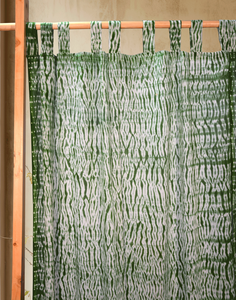 Rideau artisanal en coton imprimé tie-dye, style bohème, pour fenêtre, décoration durable pour salon, chambre et hôtel. - Product Image 1