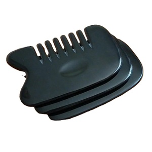 Peigne artisanal moderne en corne de buffle naturelle, poli et sculpté, pour massage des cheveux et du cuir chevelu, objet d'art et de collection - Product Image 1