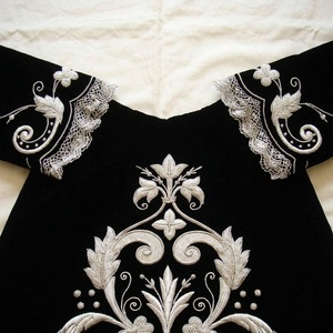 Robe élégante en velours noir avec broderie florale blanche, style vintage, coupe trapèze, mini, manches longues, pour adulte, tenue d'hiver - Product Image 5