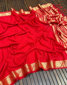 Elegante Saree de Georgette Teñido a Mano con Tradicional Jari Chit Pallu y Blusa a Juego - Product Image 3