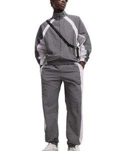 Conjunto Deportivo Personalizado para Hombre de Dos Piezas, Chaqueta Cortavientos y Pantalones Cortos de Nailon Reflectante con Logotipo Frontal - Product Image 2