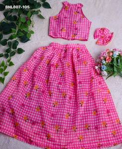 Conjunto elegante de falda y top Mal Chanderi con estampado de cuadros y flores dispersas, listo para usar, con lazo en la espalda, proveedor de la India. - Product Image 5