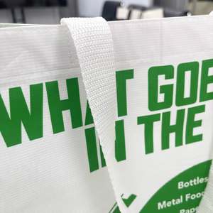 Sac fourre-tout en fibre de PET recyclée non tissée de haute qualité, motif à pois, fabriqué au Vietnam, avec sangle en PP non tissé - Product Image 6