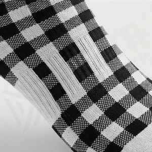 Chaussettes à carreaux mi-hautes pour adultes, respirantes, tricotées, style décontracté, motif à carreaux blanc et noir, coupe régulière - Product Image 5