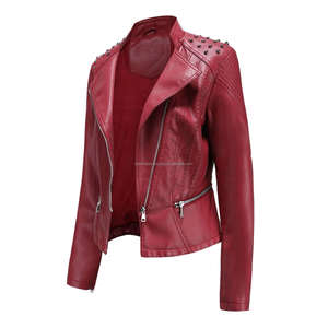 Veste en cuir décontractée rouge style motard pour femmes coupe ajustée fermeture éclair asymétrique épaules cloutées poches doublées de viscose respirante - Product Image 3