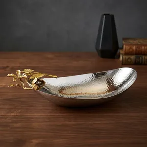 Plat de service décoratif en métal argenté et doré en forme de bateau papillon, centre de table pour fruits et collations - Product Image 5