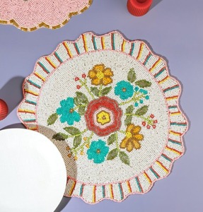 Salvamantel hecho a mano con cuentas, blanco con detalles en oro, por Blossom Craft India - Product Image 2