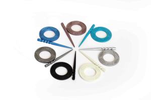 Épinglette à châle en bois avec finition polie pour un fixation facile, assurant la sécurité des foulards tout en mettant en valeur la texture artisanale colorée. - Product Image 3