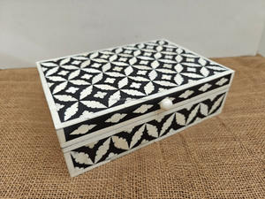 Boîte à bijoux en résine noire et blanche incrustée, élégante boîte de rangement artisanale pour bagues, boucles d'oreilles et souvenirs, boîtes à mouchoirs en provenance d'Inde en vente - Product Image 3