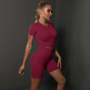 Conjunto Deportivo de 2 Piezas para Mujer con Logotipo Personalizado, Sujetador Deportivo con Cuello Halter y Relleno, Pantalones Cortos de Cintura Alta para Correr, Yoga y Fitness - Product Image 4