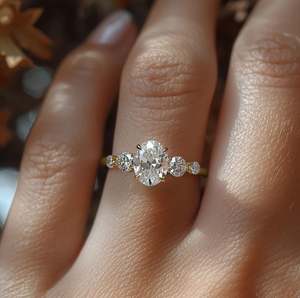 Anillo de Compromiso y Boda Ovalado de Plata de Ley 925 Chapado en Oro de 18K con Moissanita, Diseño Minimalista y Atemporal - Product Image 1