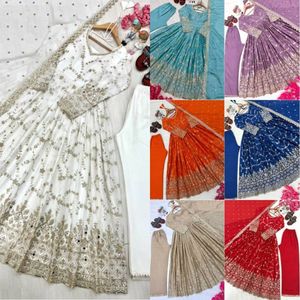 Robe Anarkali en soie chinon lourde de créateur avec bas de robe et dupatta brodé |   Tenue de soirée et de mariage avec broderie miroir de 5 mm - Product Image 5