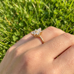 Anillo de Compromiso de Oro de 14K con Diamantes Cultivados en Laboratorio CVD en Forma de Flor de Lujo - Product Image 4