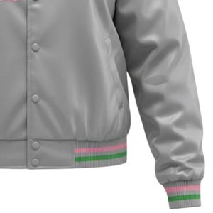 Chaqueta Bomber Plateada Satinada Unisex con Ribete Rosa y Verde, Bordado Chenille con Letras Griegas, Estilo Universitario Premium, Transpirable y Acabada - Product Image 4
