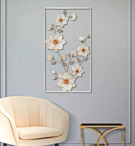 Panneau mural en métal floral blanc vintage, œuvre d'art botanique encadrée avec des accents dorés pour un intérieur élégant - Product Image 2
