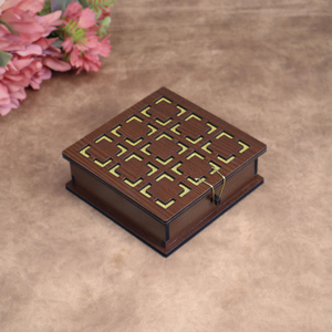 Caja Metálica con Patrón Geométrico y Tapa con Borlas, Hecha a Mano, Forma Rectangular, Decoración para Fiestas, Caja de Regalo para Diwali - Product Image 1