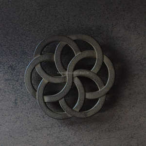 Dessous de plat décoratif vintage en métal avec design en filigrane, parfait pour la décoration de table élégante et les besoins de protection contre la chaleur - Product Image 1