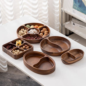 Bandeja organizadora de frutos secos de madera ecológica fabricada en India con secciones para almacenar bocadillos y dulces, disponible para la venta. - Product Image 1