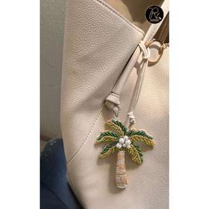 Llavero de palmera con cuentas, hecho a mano, con bordado tropical de cuentas, adorno para bolso, accesorio estético de verano - Product Image 1