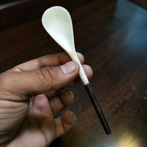 Cuillère artisanale en os de buffle, ustensile de cuisine durable et naturel pour cuisiner et servir, au meilleur prix - Product Image 1