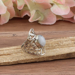 แหวนเงินแท้ทรงวินเทจประดับมูนสโตนสีรุ้งธรรมชาติ ดีไซน์เรียบหรูแบบโบราณสำหรับผู้หญิง - Product Image 2