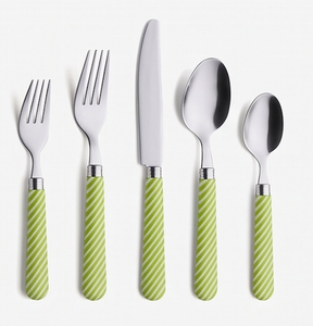 Ensemble de couverts modernes 5 pièces en acier inoxydable avec manches rayées vertes, compatibles lave-vaisselle, pour les fêtes et la table - Product Image 1