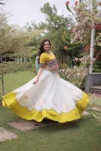 Lehenga Choli de Seda Amarillo Bordado con Falda Blanca, Vestido Largo Tradicional Indio Pakistaní para Bodas y Fiestas - Product Image 4