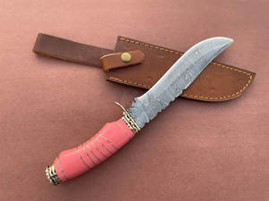 Nouveau Couteau de Chasse et de Survie Bowie Multifonction Ambidextre de 14 pouces en Acier Damas Fait Main, Manche en Résine Rose et Laiton Personnalisé - Product Image 3