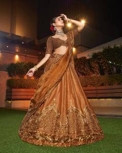 Ensemble Lehenga Choli de créateur pour femmes, de qualité supérieure, avec broderies riches et dupatta, idéal pour les festivals et les occasions spéciales, en vente - Product Image 2