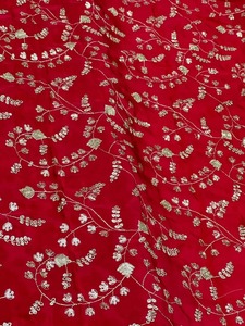 Tissu en crêpe brodé naturel et élégant, best-seller, idéal pour la collection de mariée ou les tenues de fête, disponible à un prix avantageux - Product Image 2