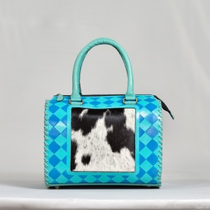Bolsa de Viaje de Cuero Hecha a Mano de Lujo con Patrón de Diamantes y Panel de Piel de Vaca, Color Azul - Product Image 1