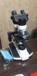 Microscope biologique binoculaire à fort grossissement 1000x avec éclairage LED, indice de protection IP55, pour la recherche médicale clinique et l'éducation - Product Image 3