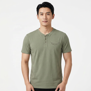 T-shirt à manches courtes pour homme, vert olive, col en V, avec logo d'aile en relief, coupe classique, style décontracté - Product Image 3